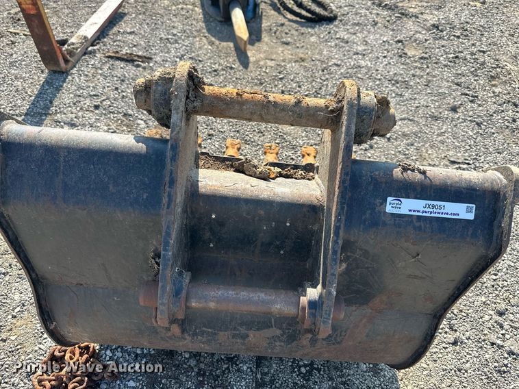 image for item JX9051 Caterpillar  36"W backhoe bucket