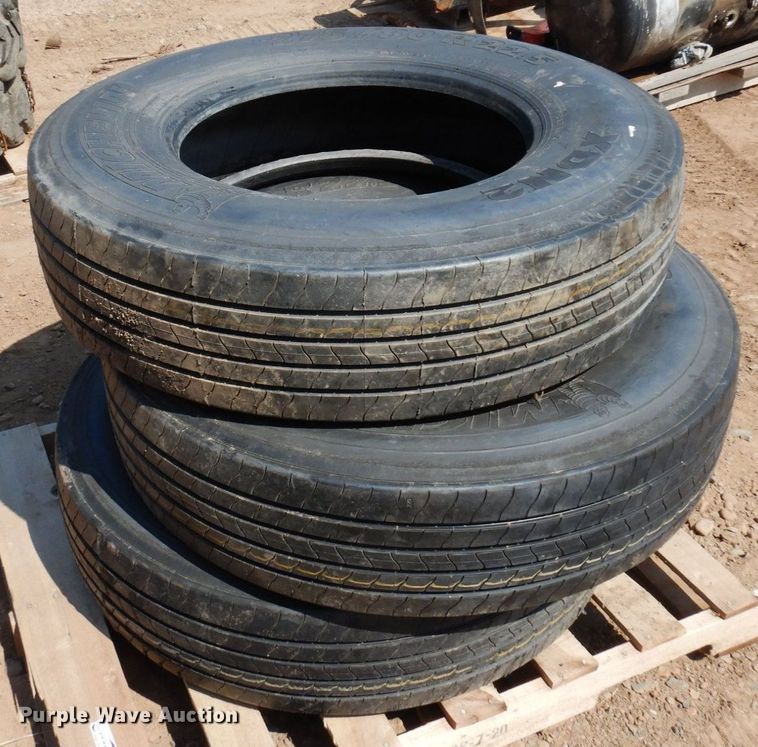 image for item AF9708 (3) Michelin XDN2 275/80R22.5 recapped tires