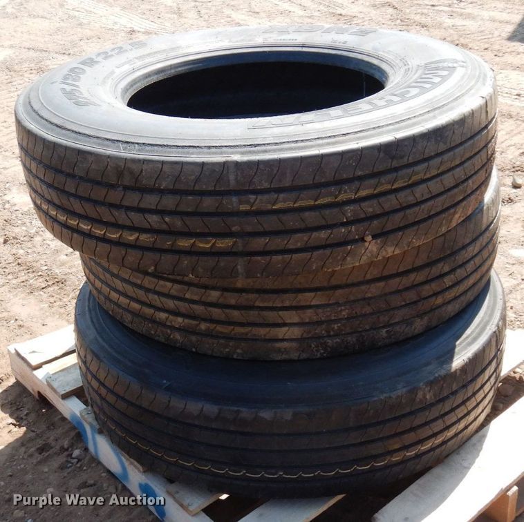 image for item AF9708 (3) Michelin XDN2 275/80R22.5 recapped tires