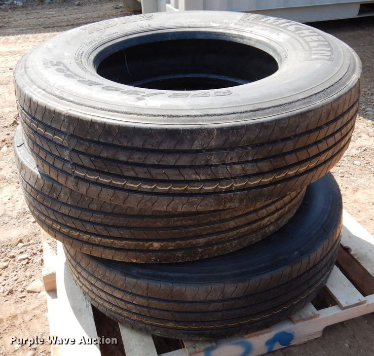 image for item AF9708 (3) Michelin XDN2 275/80R22.5 recapped tires