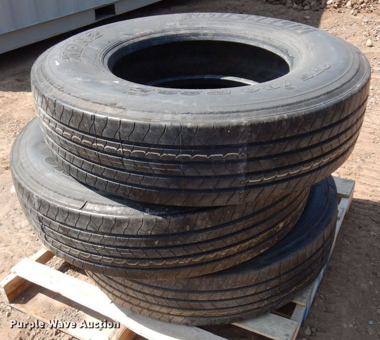 image for item AF9708 (3) Michelin XDN2 275/80R22.5 recapped tires