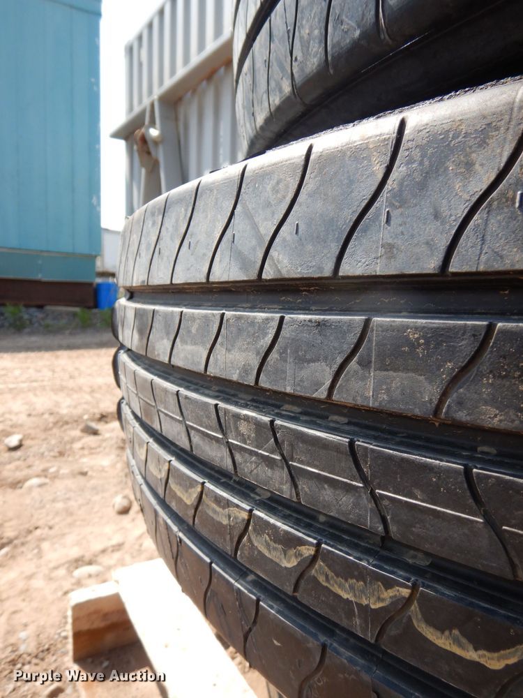 image for item AF9708 (3) Michelin XDN2 275/80R22.5 recapped tires