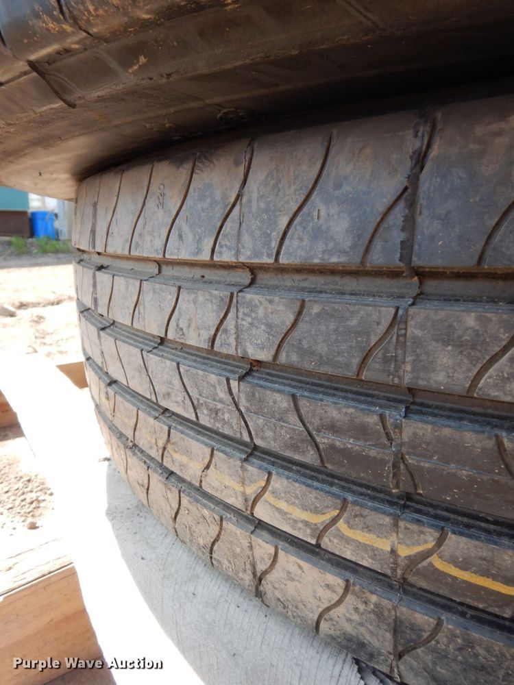 image for item AF9708 (3) Michelin XDN2 275/80R22.5 recapped tires