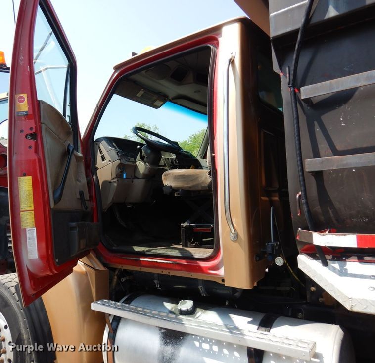 image for item AF9709 2004 Sterling L8500  dump truck
