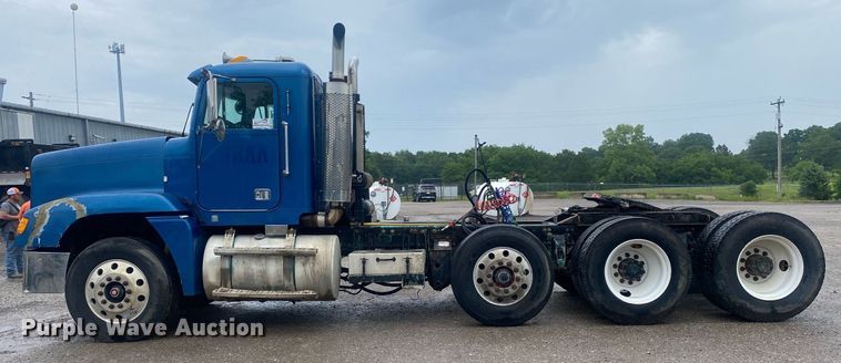 image for item DI7749 1993 Freightliner FLD  semi truck