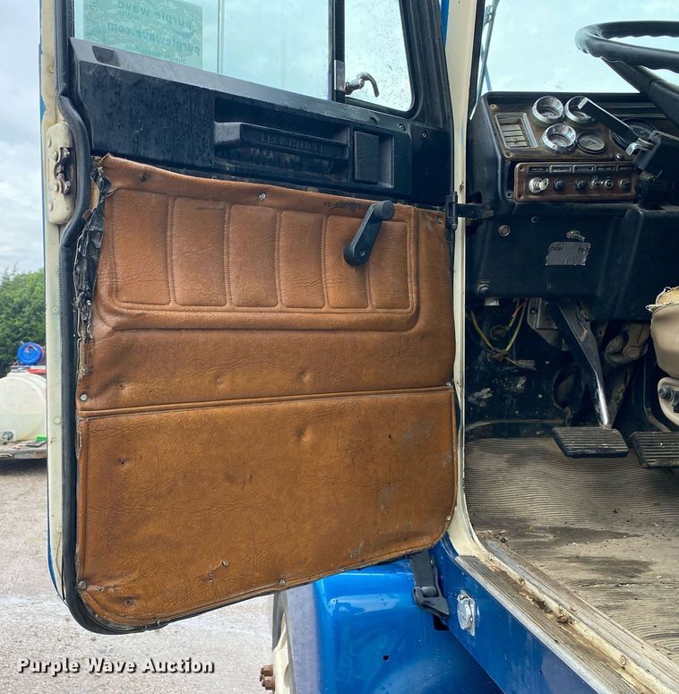 image for item DI7749 1993 Freightliner FLD  semi truck