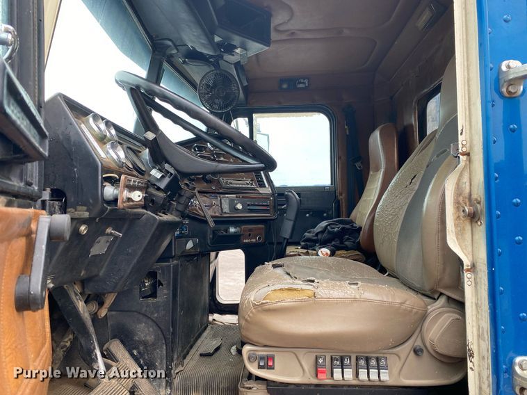 image for item DI7749 1993 Freightliner FLD  semi truck