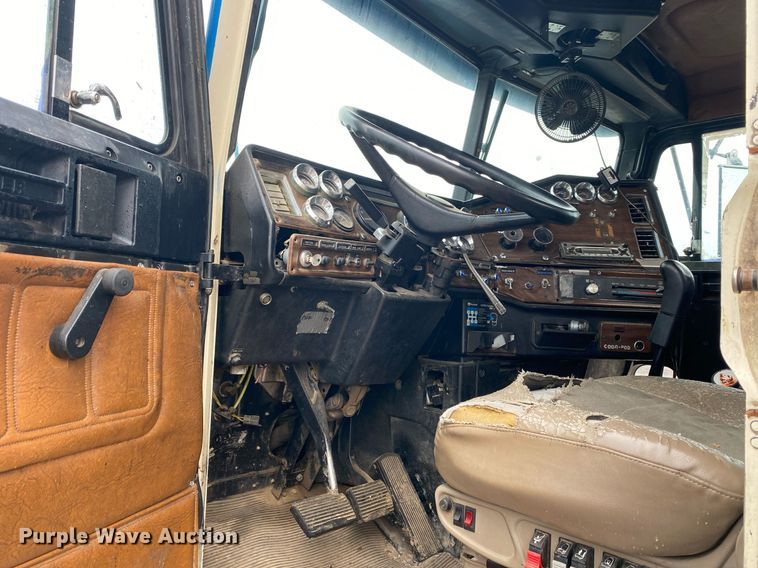 image for item DI7749 1993 Freightliner FLD  semi truck