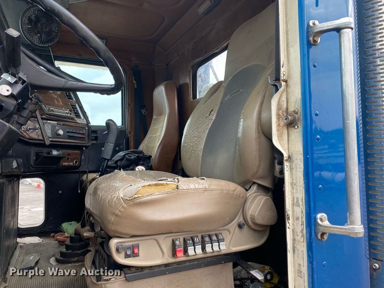 image for item DI7749 1993 Freightliner FLD  semi truck