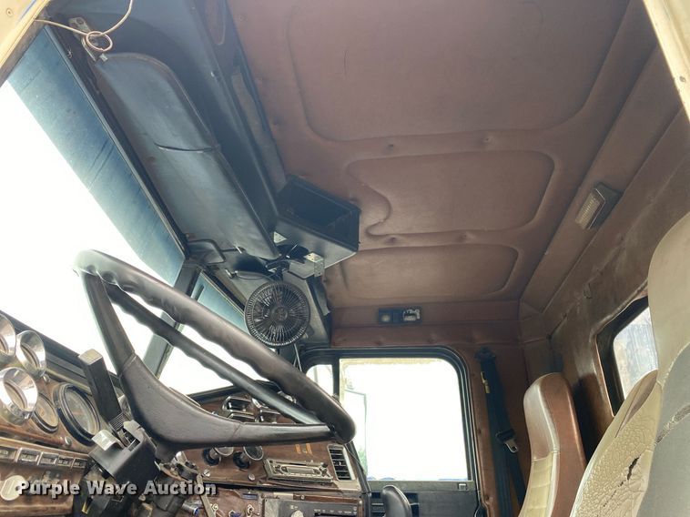 image for item DI7749 1993 Freightliner FLD  semi truck