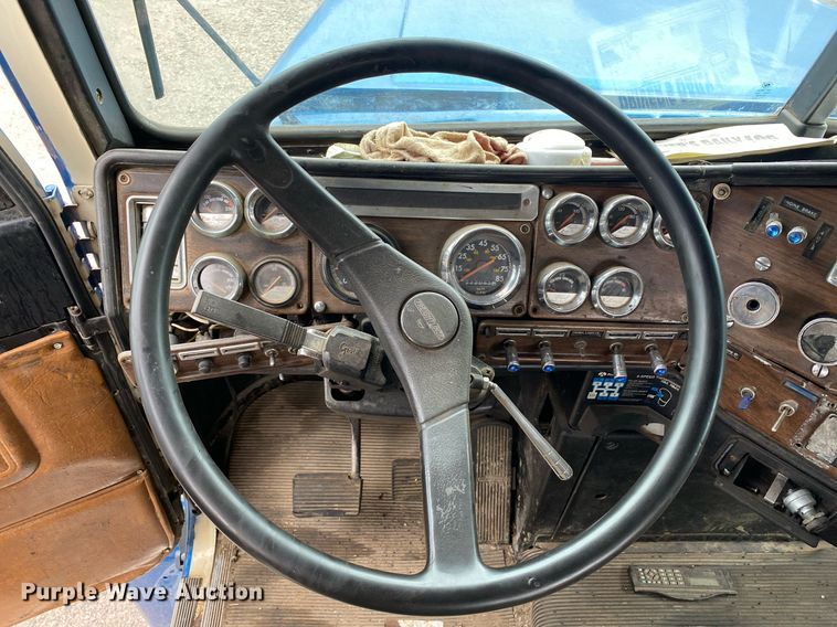 image for item DI7749 1993 Freightliner FLD  semi truck