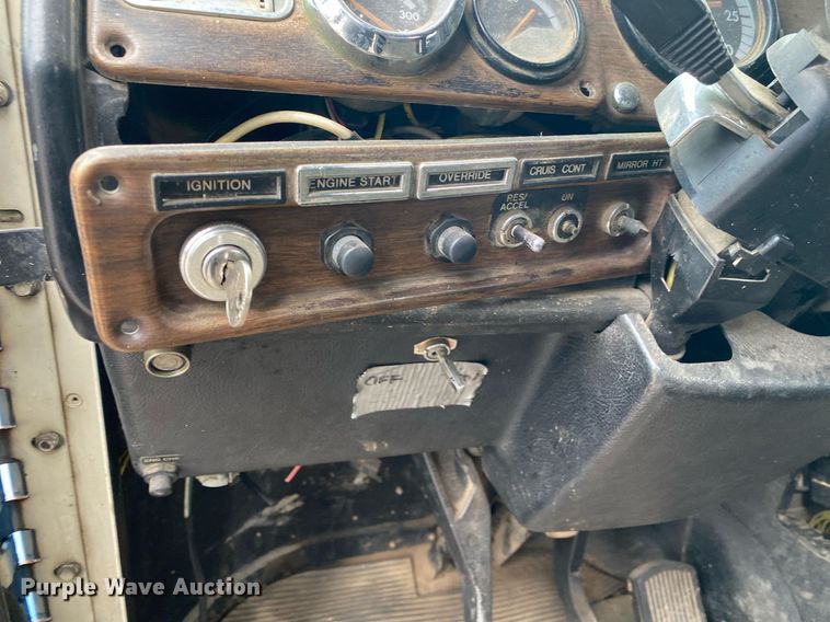 image for item DI7749 1993 Freightliner FLD  semi truck