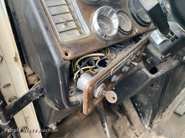 image for item DI7749 1993 Freightliner FLD  semi truck