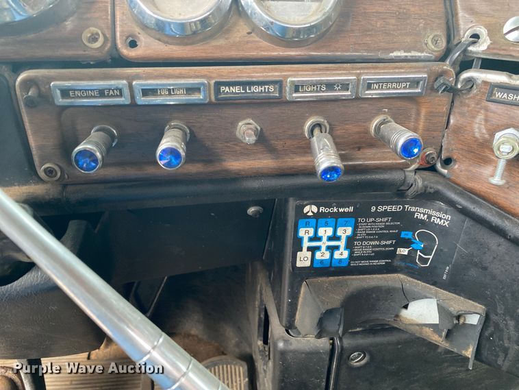 image for item DI7749 1993 Freightliner FLD  semi truck