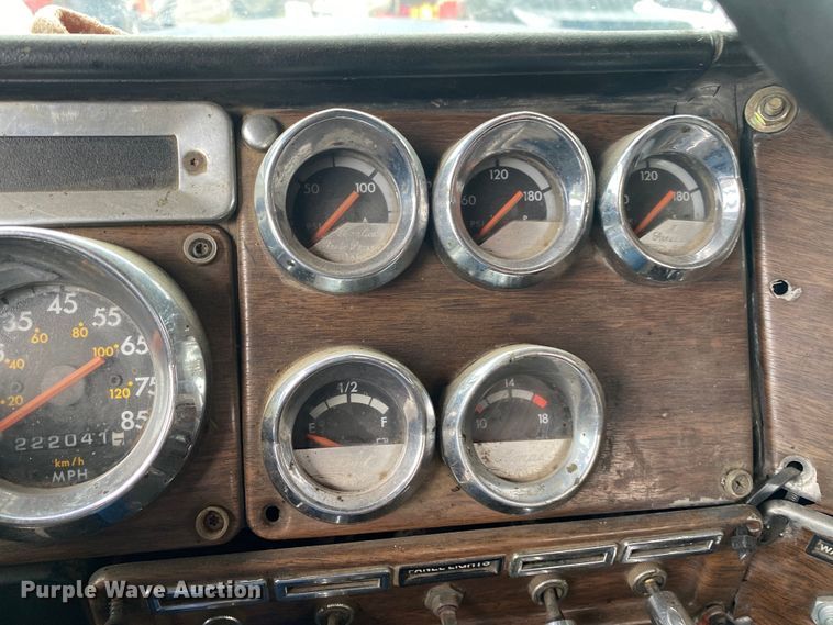 image for item DI7749 1993 Freightliner FLD  semi truck