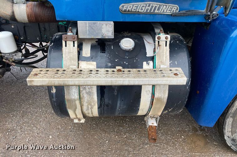 image for item DI7749 1993 Freightliner FLD  semi truck