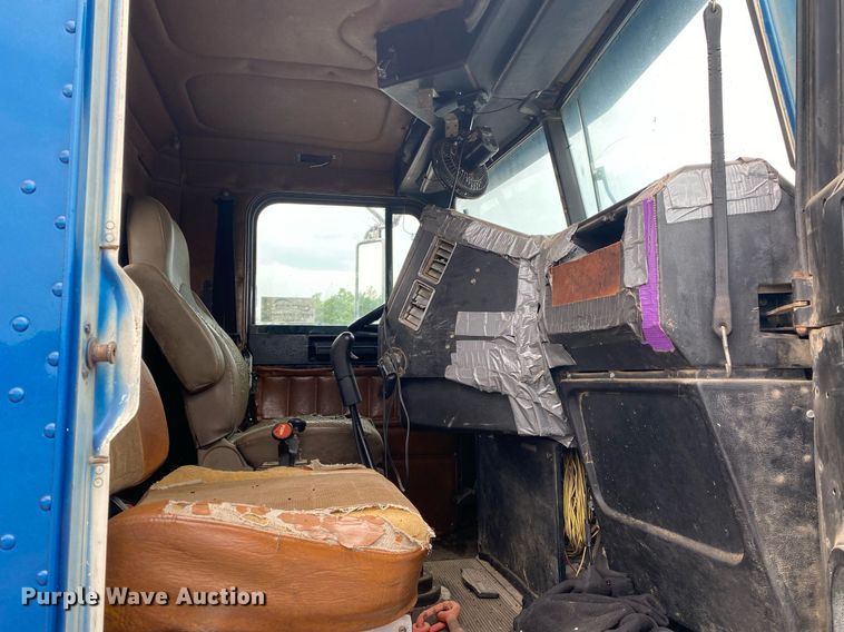 image for item DI7749 1993 Freightliner FLD  semi truck