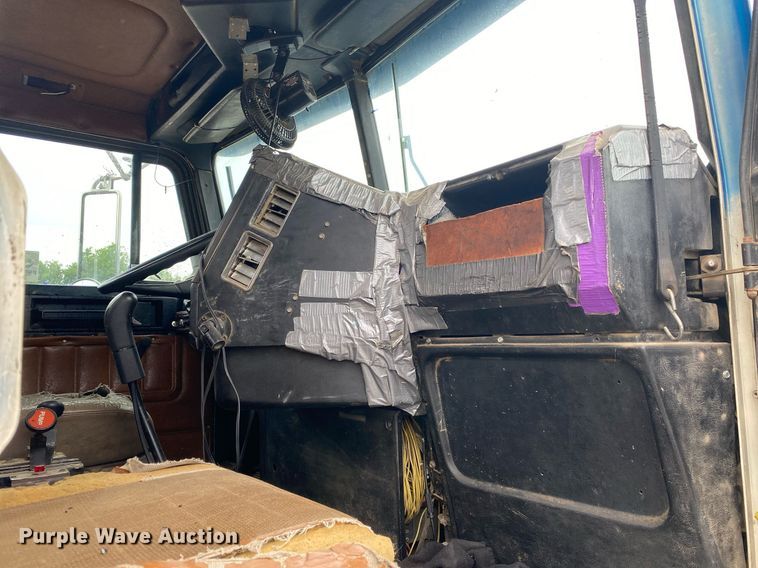 image for item DI7749 1993 Freightliner FLD  semi truck