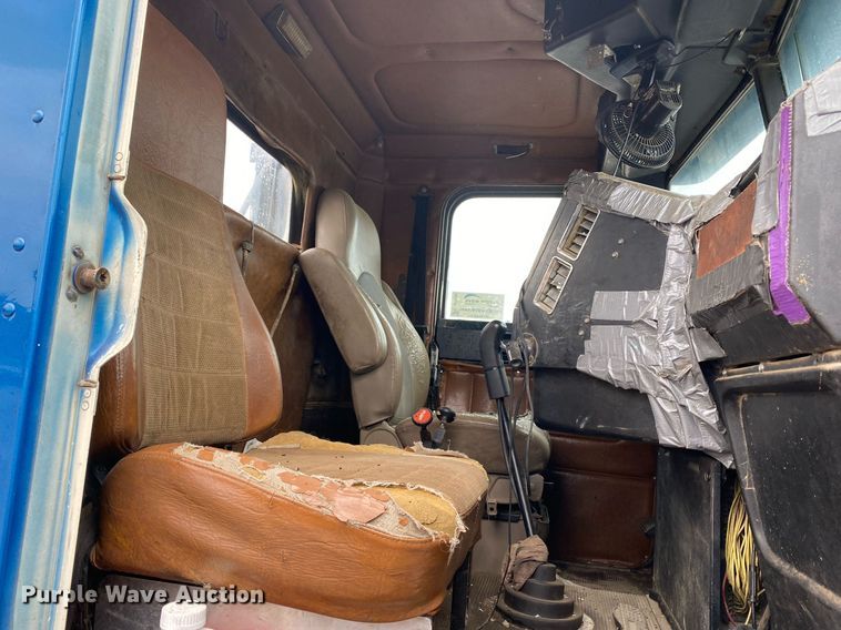 image for item DI7749 1993 Freightliner FLD  semi truck