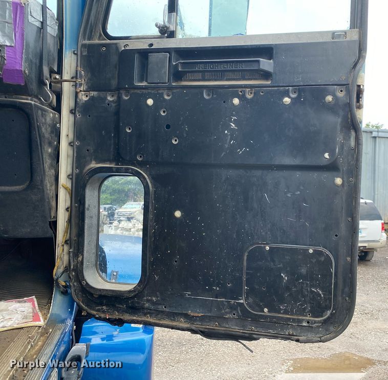 image for item DI7749 1993 Freightliner FLD  semi truck