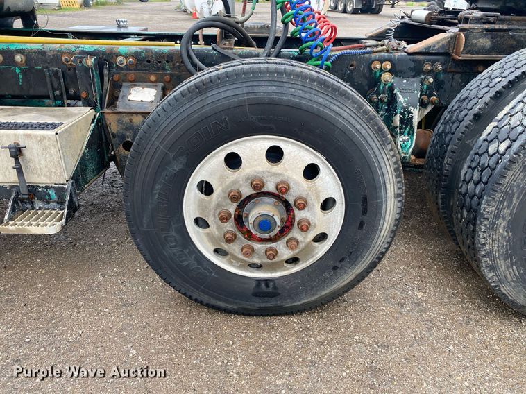 image for item DI7749 1993 Freightliner FLD  semi truck