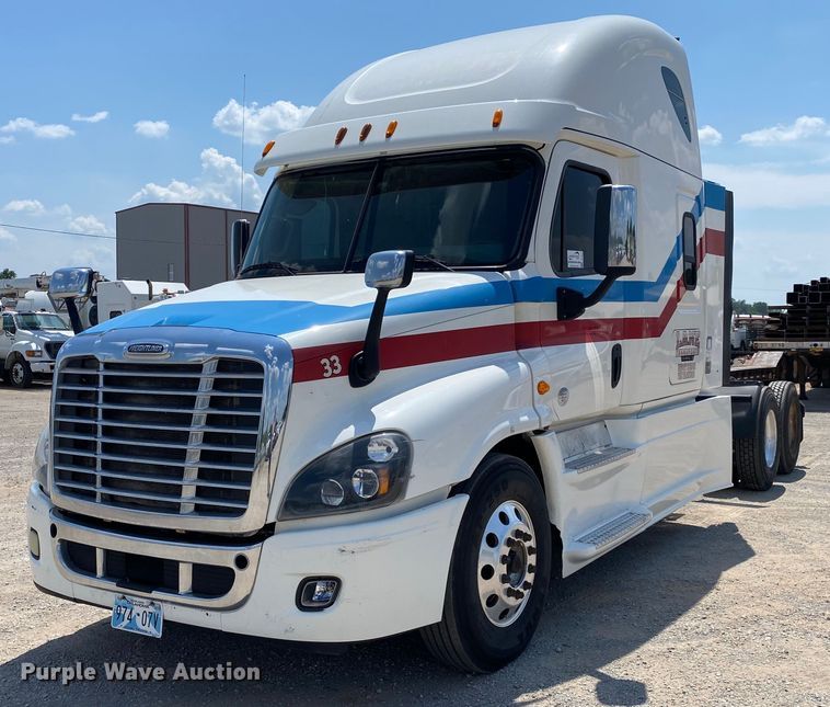 image for item DI7814 2015 Freightliner Cascadia  semi truck