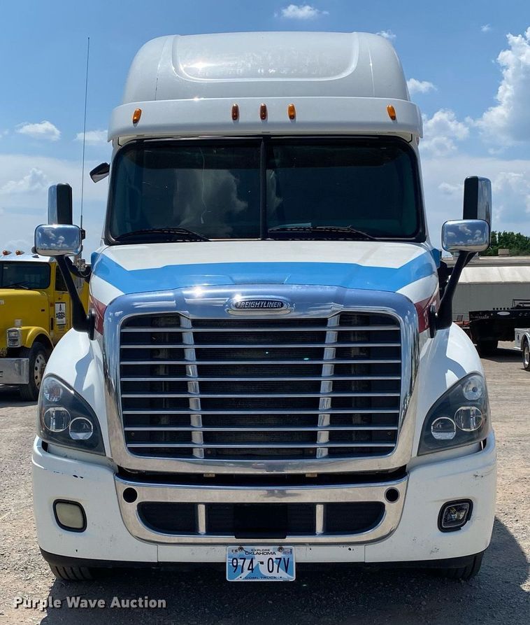 image for item DI7814 2015 Freightliner Cascadia  semi truck
