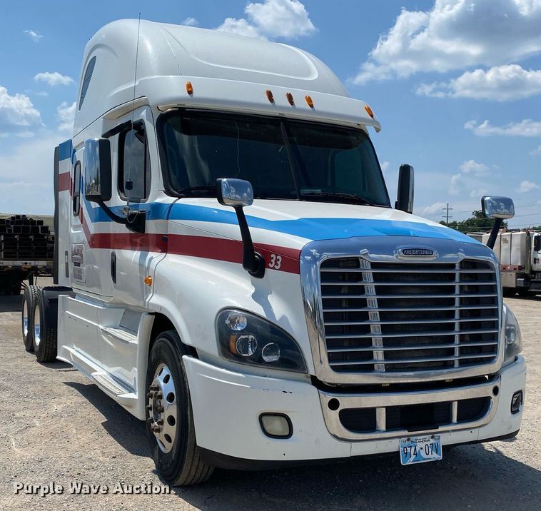 image for item DI7814 2015 Freightliner Cascadia  semi truck