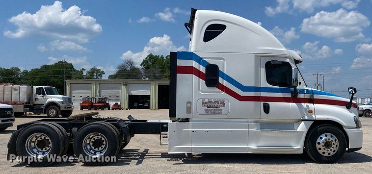 image for item DI7814 2015 Freightliner Cascadia  semi truck