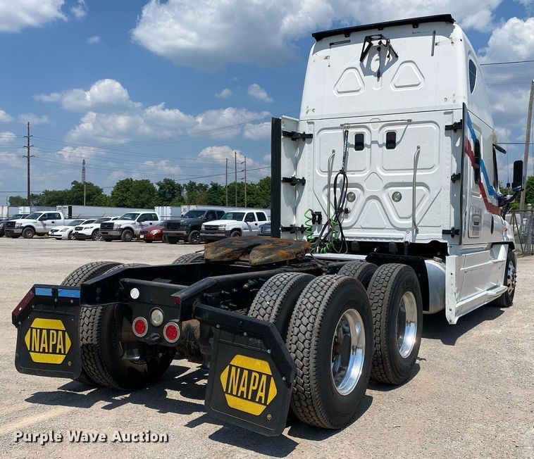 image for item DI7814 2015 Freightliner Cascadia  semi truck