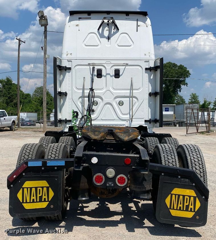 image for item DI7814 2015 Freightliner Cascadia  semi truck