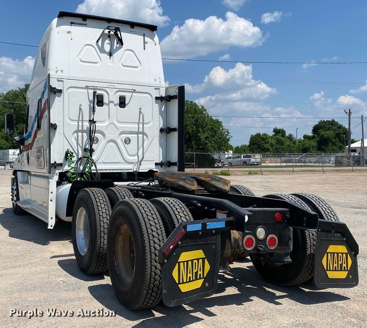 image for item DI7814 2015 Freightliner Cascadia  semi truck