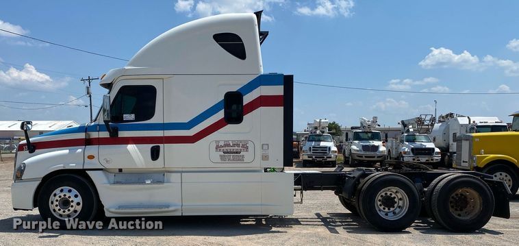 image for item DI7814 2015 Freightliner Cascadia  semi truck