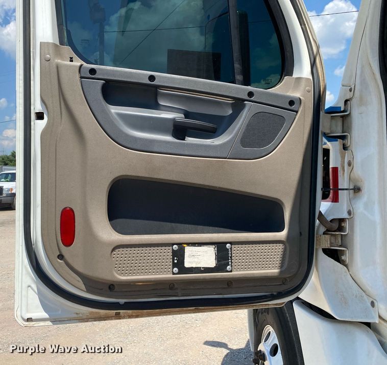 image for item DI7814 2015 Freightliner Cascadia  semi truck