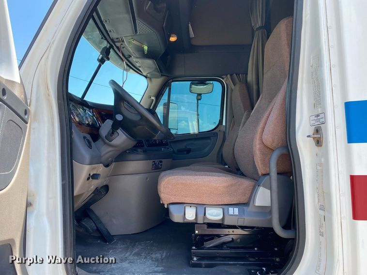 image for item DI7814 2015 Freightliner Cascadia  semi truck