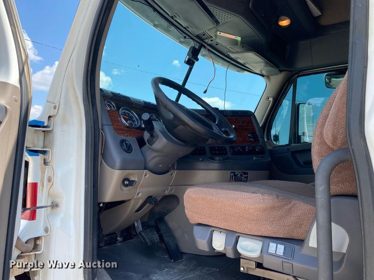 image for item DI7814 2015 Freightliner Cascadia  semi truck