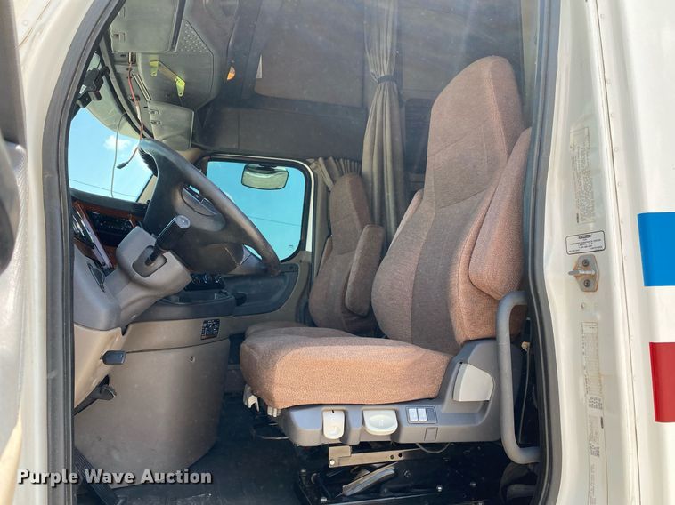 image for item DI7814 2015 Freightliner Cascadia  semi truck