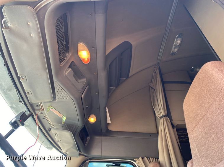 image for item DI7814 2015 Freightliner Cascadia  semi truck