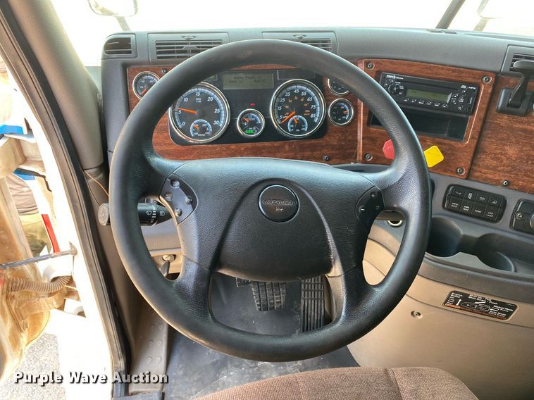 image for item DI7814 2015 Freightliner Cascadia  semi truck