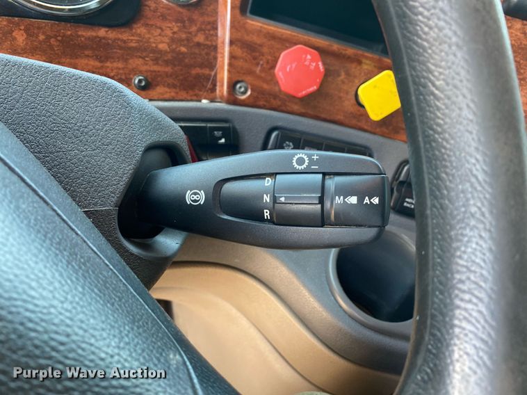 image for item DI7814 2015 Freightliner Cascadia  semi truck