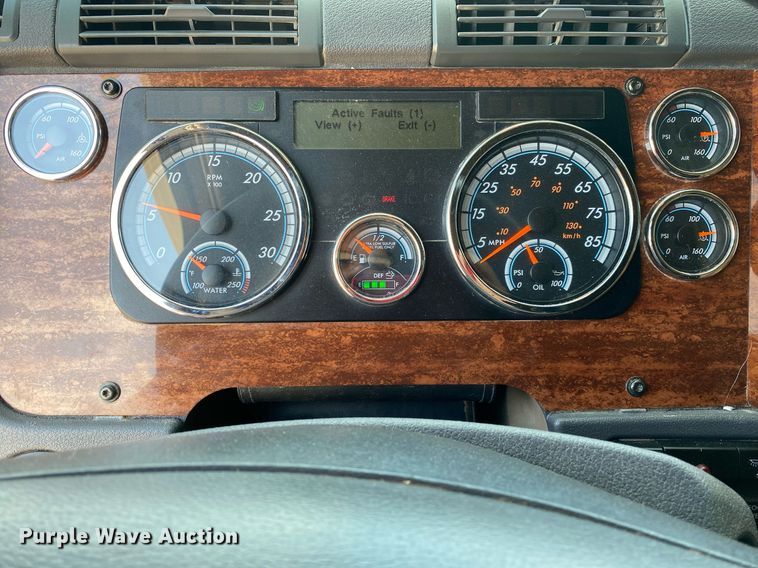 image for item DI7814 2015 Freightliner Cascadia  semi truck