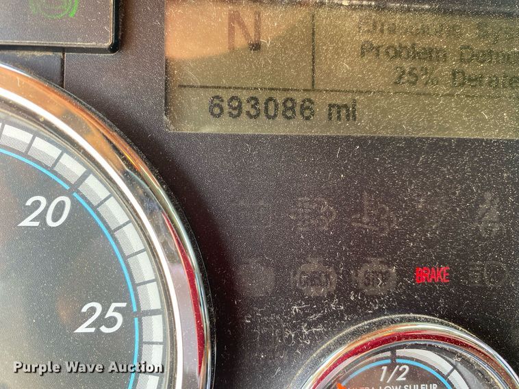 image for item DI7814 2015 Freightliner Cascadia  semi truck