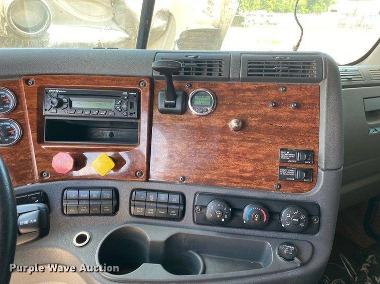 image for item DI7814 2015 Freightliner Cascadia  semi truck