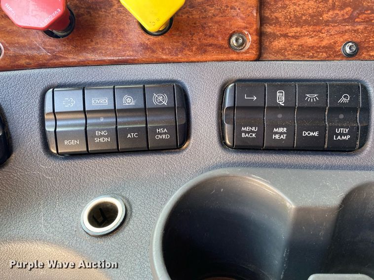 image for item DI7814 2015 Freightliner Cascadia  semi truck