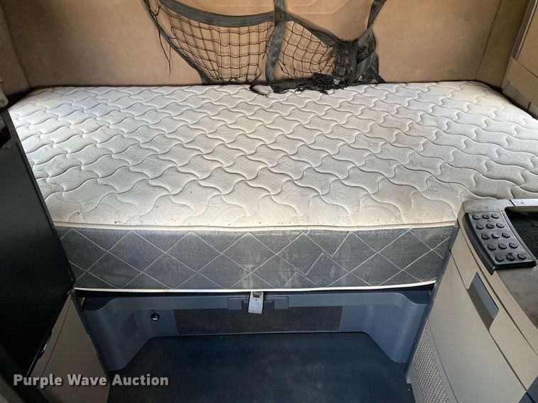 image for item DI7814 2015 Freightliner Cascadia  semi truck