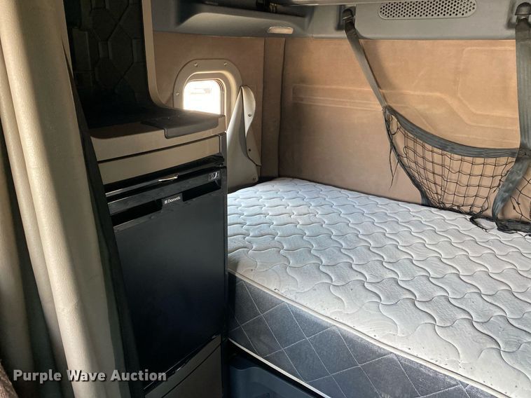 image for item DI7814 2015 Freightliner Cascadia  semi truck