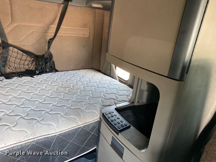 image for item DI7814 2015 Freightliner Cascadia  semi truck