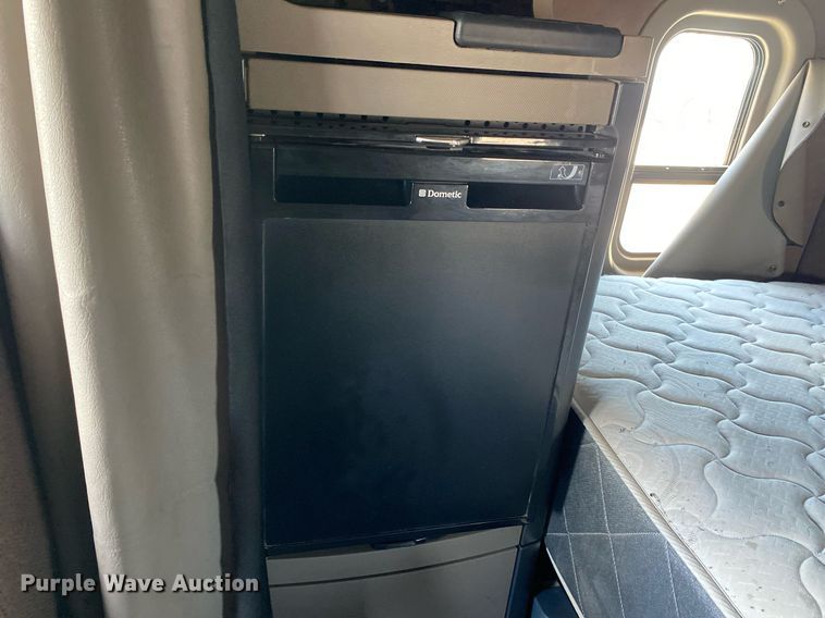 image for item DI7814 2015 Freightliner Cascadia  semi truck