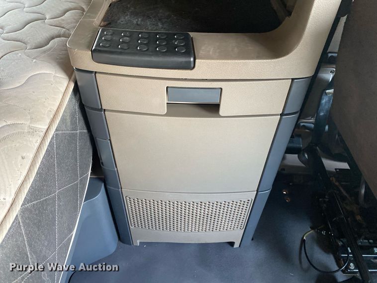 image for item DI7814 2015 Freightliner Cascadia  semi truck