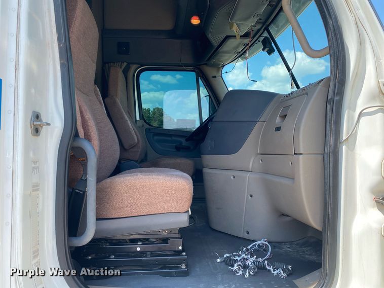 image for item DI7814 2015 Freightliner Cascadia  semi truck